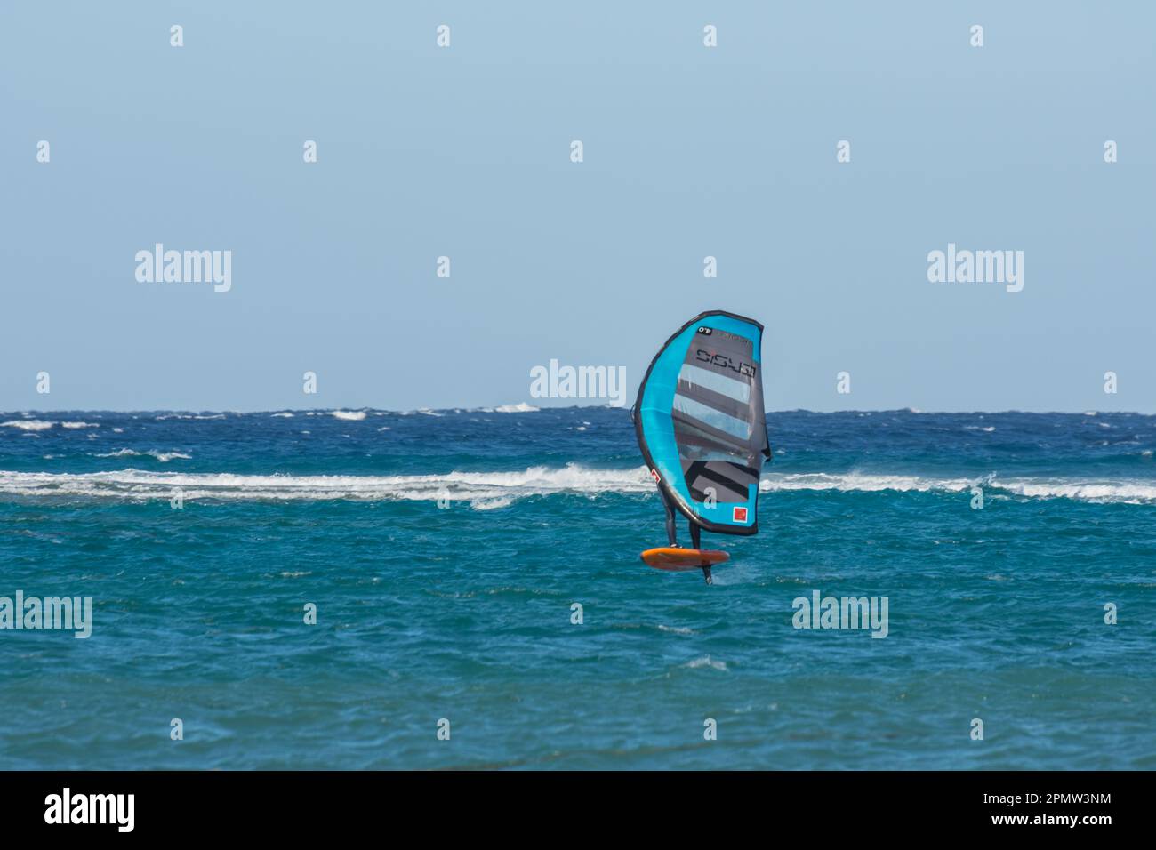 singolo surfista blu nell'acqua blu dal mare rosso in egitto Foto Stock