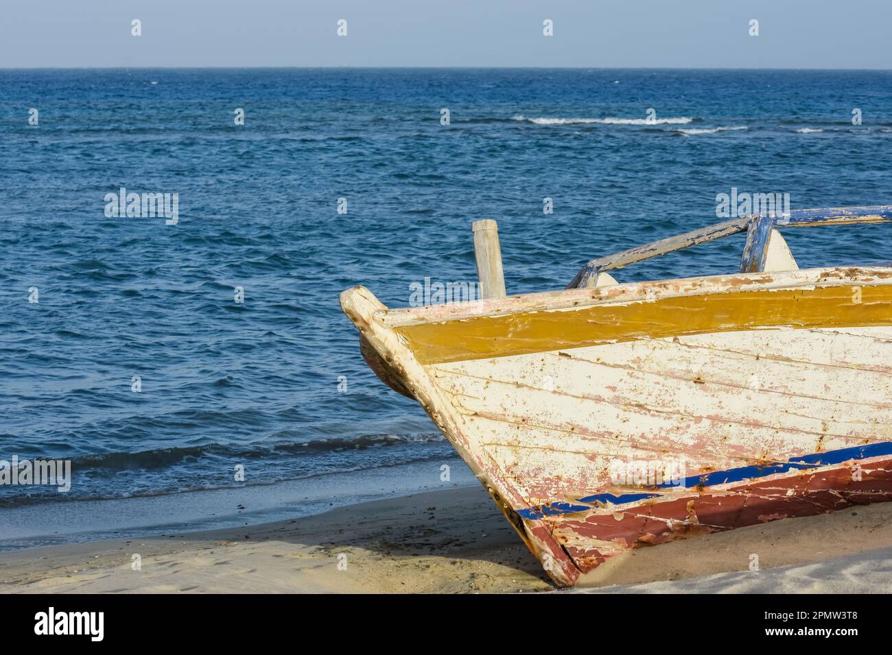 vecchia barca di legno colorata alla spiaggia con mare blu in egitto vista di dettaglio Foto Stock