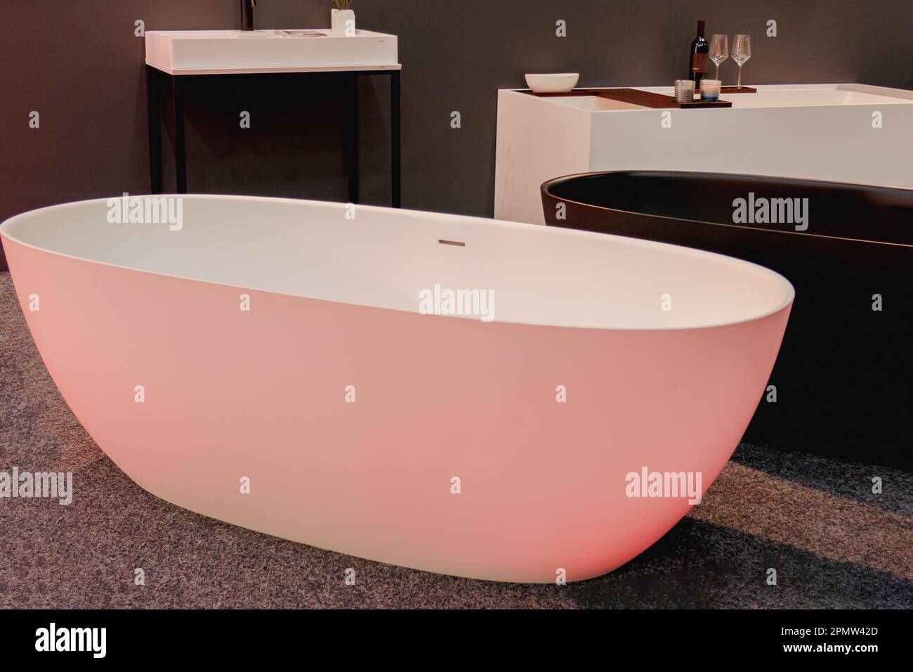 Vasca ovale dal design moderno realizzata con materiali compositi. Foto Stock