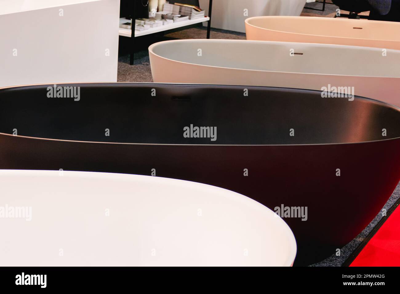 Vasca ovale dal design moderno realizzata con materiali compositi. Foto Stock