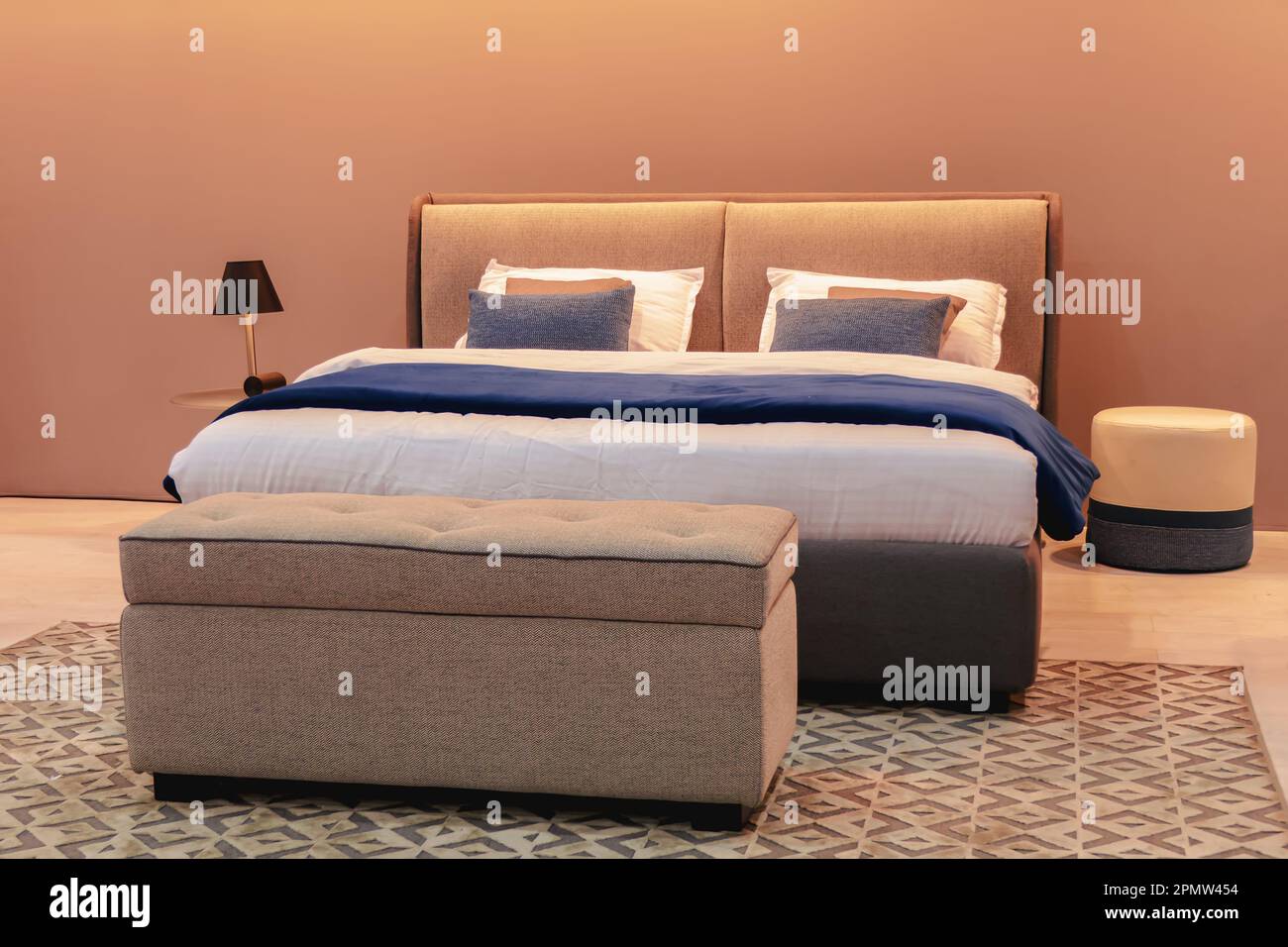 Letto matrimoniale nell'angolo della camera. Foto Stock