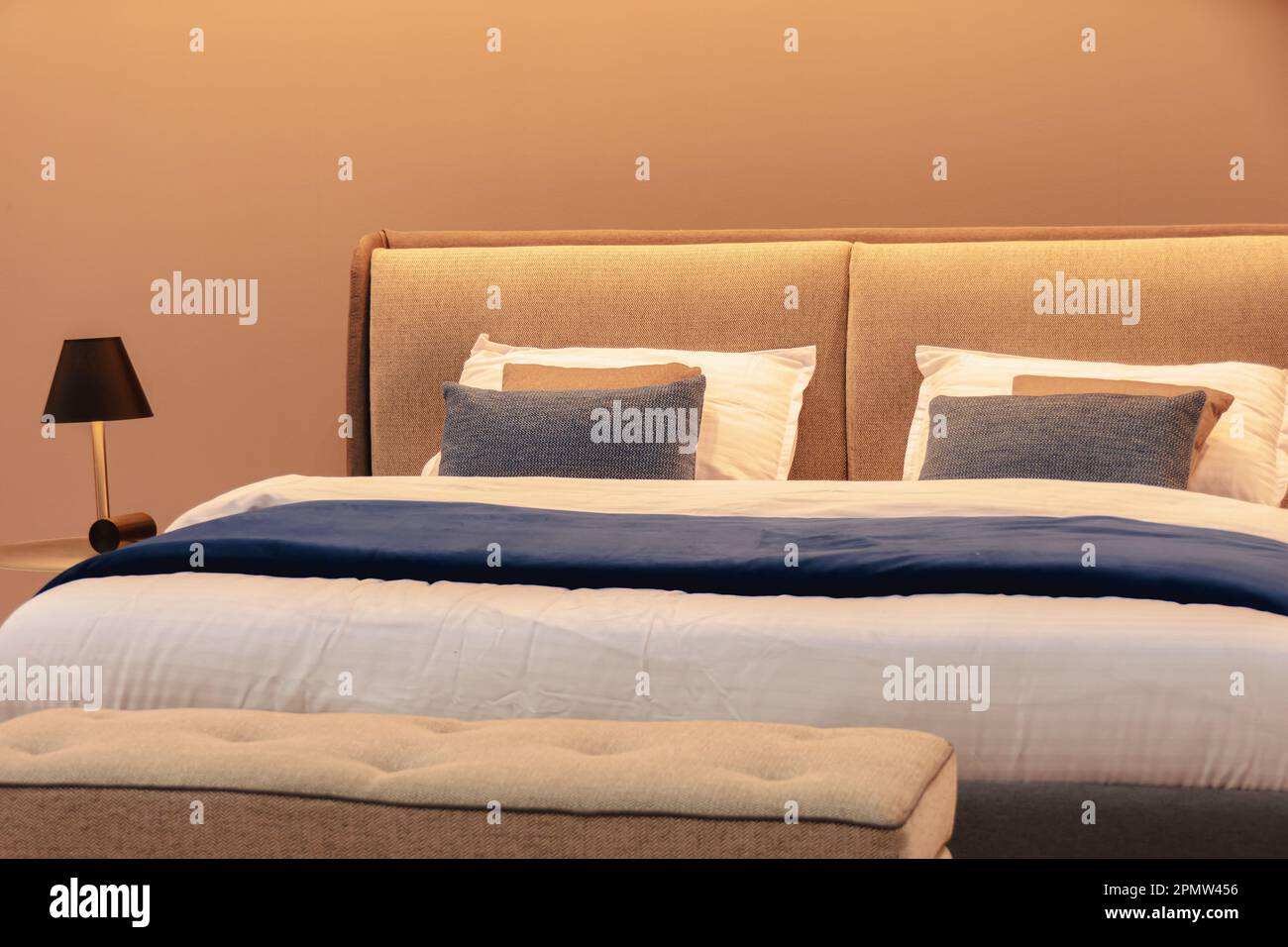 Letto matrimoniale nell'angolo della camera. Foto Stock