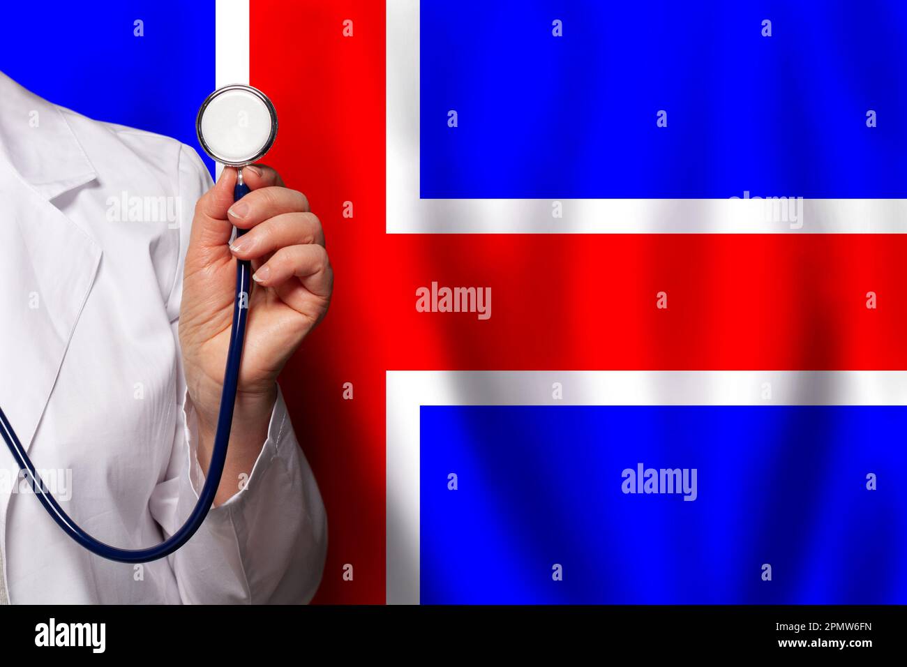 Mano del medico islandese con stetoscopio sullo sfondo della bandiera di  Islanda Medicina, clinica, medico, assistenza sanitaria Foto stock - Alamy