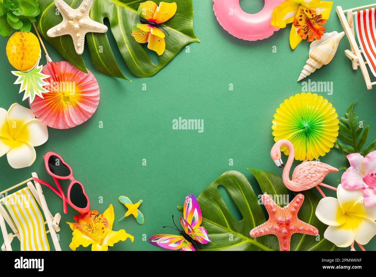 Sfondo esotico tropicale estivo. Concetto di festa in spiaggia estiva. Fenicottero rosa, foglie tropicali, fiori di orchidea e altri accessori sul dorso verde Foto Stock