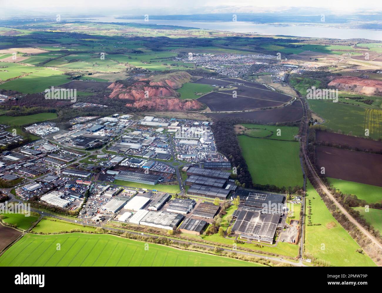 Vista aerea della East Mains Industrial Estate e del Greendykes Shale Bing, Broxburn, West Lothian. Foto Stock