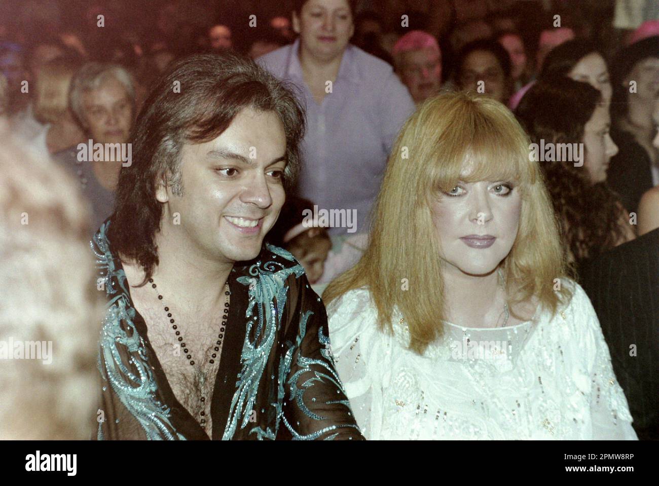 Concorso popolare di canzoni 'New Wave' 2002 a Jurmala (Lettonia). Nella foto: Cantante alla Pugacheva e cantante Philip Kirkorov in sala. Foto Stock