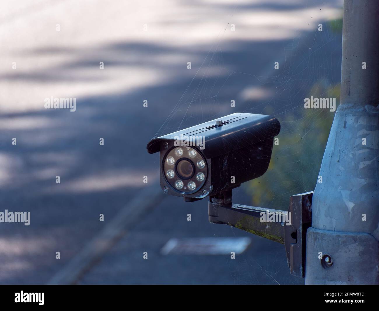 Una telecamera CCTV su un palo. Telecamera per esterni. Foto Stock