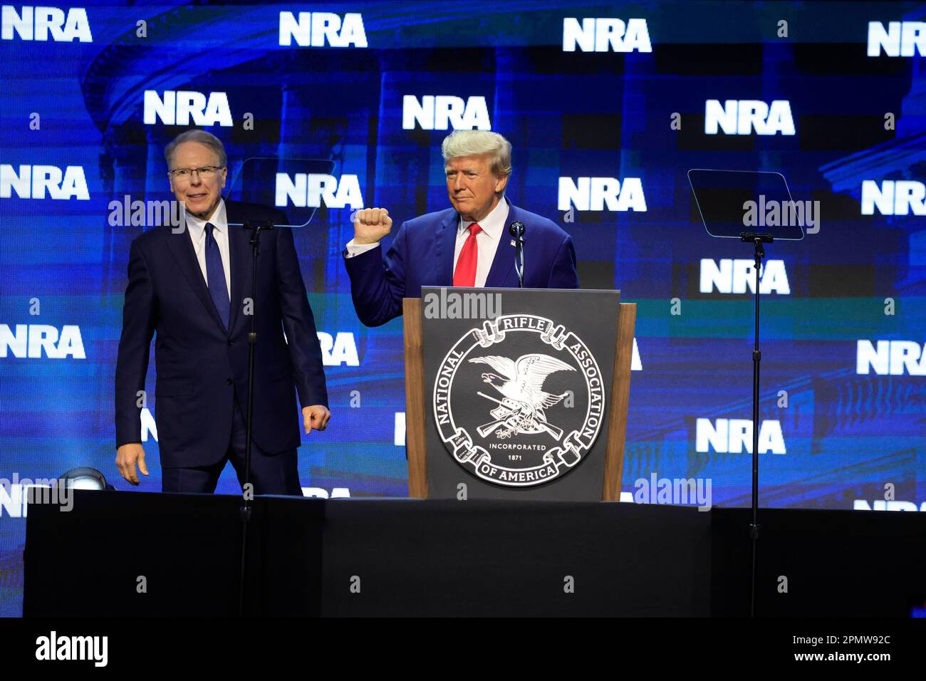 Indianapolis, Stati Uniti. 14th Apr, 2023. L’ex presidente degli Stati Uniti Donald J. Trump interviene al Leadership Forum 2023 dell’NRA-ILA di Indianapolis. Il forum fa parte delle riunioni e delle mostre annuali della National Rifle Association, che si prevede attireranno circa 70.000 ospiti, si apre oggi e si svolge fino alla domenica. (Foto di Jeremy Hogan/SOPA Images/Sipa USA) Credit: Sipa US/Alamy Live News Foto Stock