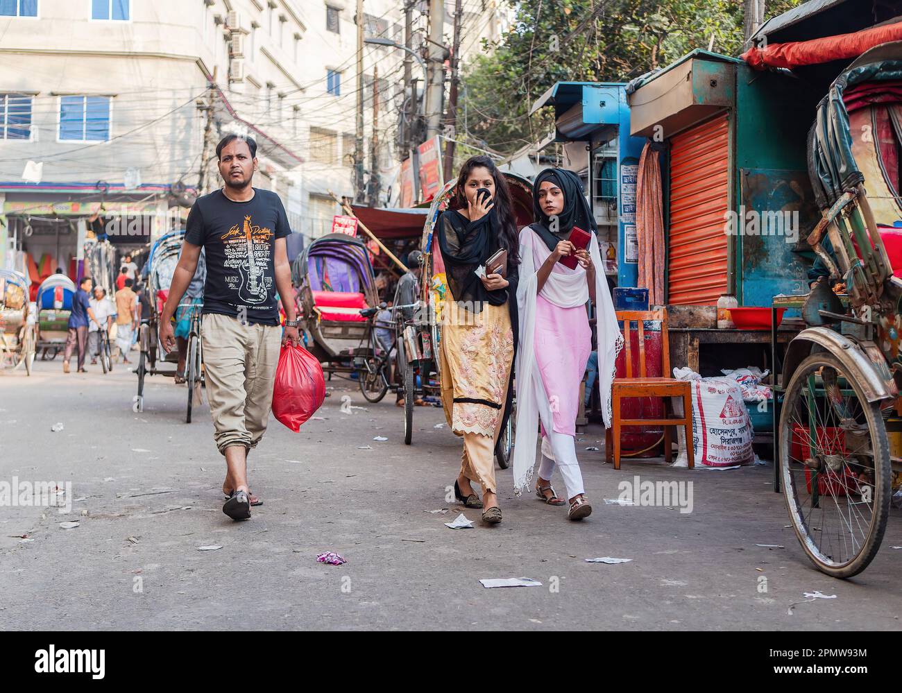 Persone che camminano in una strada nel centro di Dhaka, la capitale del Bangladesh. Foto Stock