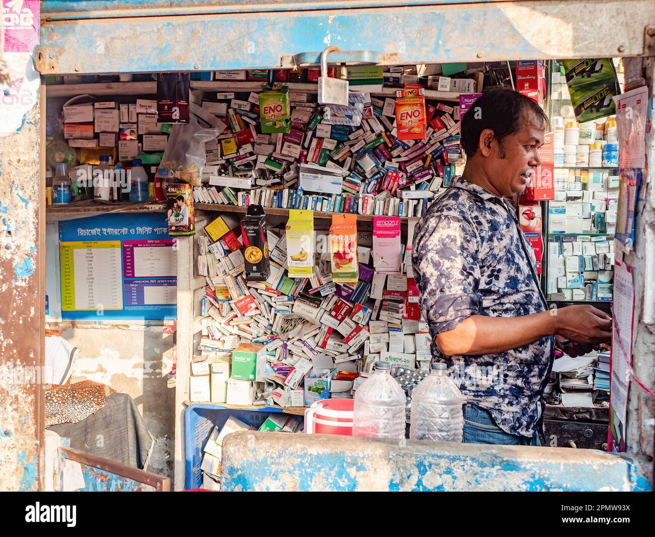 Piccola farmacia a lato della strada che vende farmaci e preservativi nel centro di Dhaka, la capitale del Bangladesh. Foto Stock