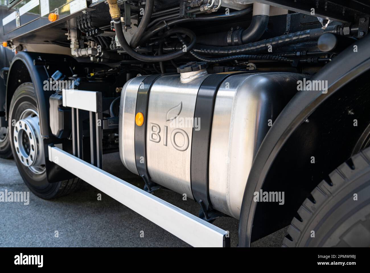 Primo piano del tappo del serbatoio del carrello con l'iscrizione Bio. Foto di alta qualità Foto Stock