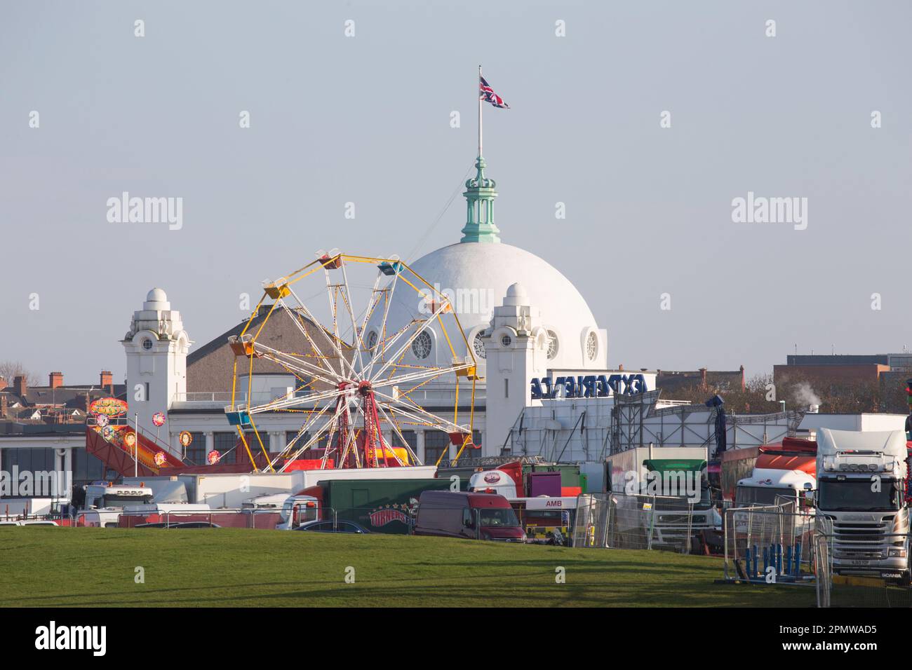 Lo Spanish City Dome a Whitley Bay con una divertente fiera sui collegamenti Foto Stock