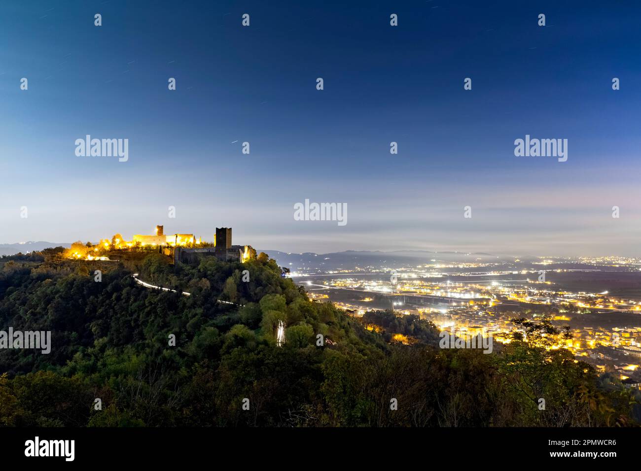 Il castello della Villa e il castello di Bellaguardia sono noti come Castello di Romeo e Castello di Giulietta. Montecchio maggiore, Veneto, Italia. Foto Stock