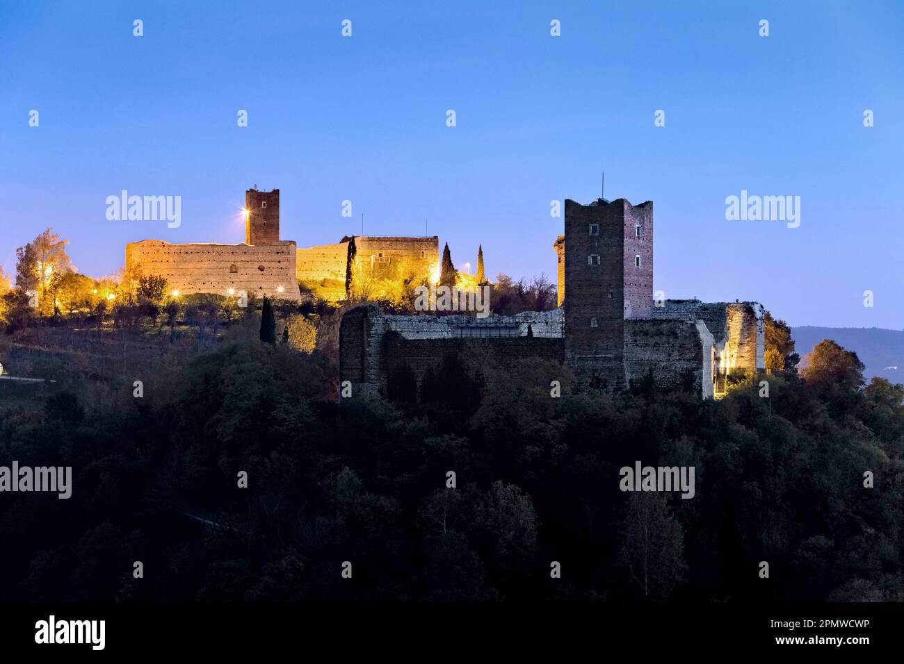 Il castello della Villa e il castello di Bellaguardia sono noti come Castello di Romeo e Castello di Giulietta. Montecchio maggiore, Veneto, Italia. Foto Stock