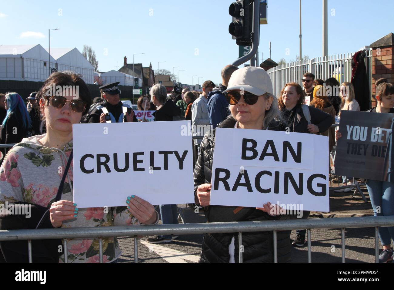 Manifestanti per i diritti degli animali a Liverpool, Merseyside, Regno Unito. 15/04/2023. Animal Rising Action for Animals, gruppo di protesta, sconvolgendo il Grand National. Manifestanti per i diritti degli animali a Liverpool, Merseyside, Regno Unito. Aprile 2023. Grand National Meeting manifestazioni Aintree e opposizione all'ingresso principale dell'ippodromo di Aintree. Foto Stock