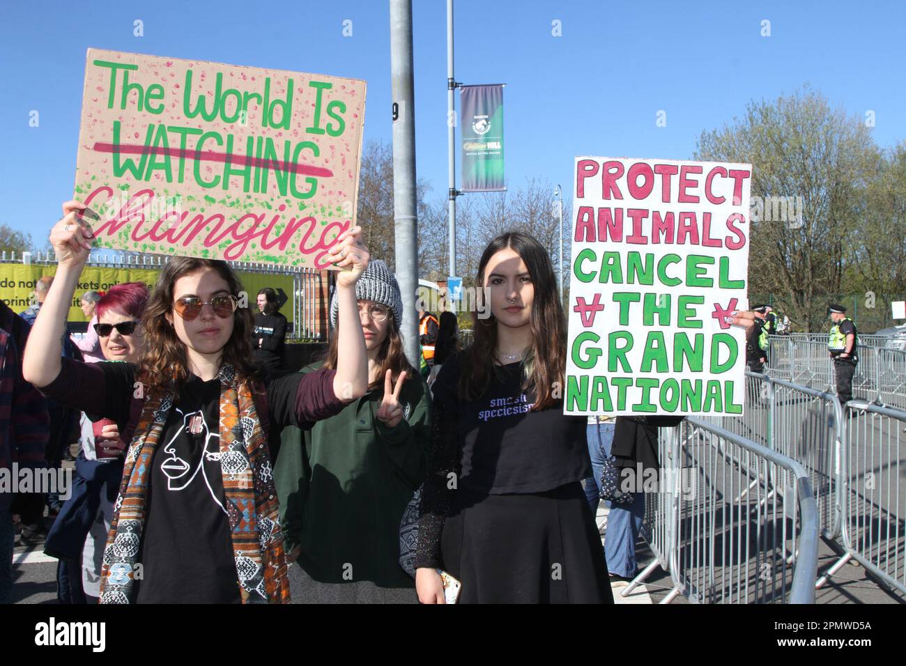 Animal Rising Action for Animals, gruppo di protesta, sconvolgendo il Grand National. Manifestanti per i diritti degli animali a Liverpool, Merseyside, Regno Unito. Aprile 2023. Grand National Meeting manifestazioni Aintree e opposizione all'ingresso principale dell'ippodromo di Aintree. Foto Stock