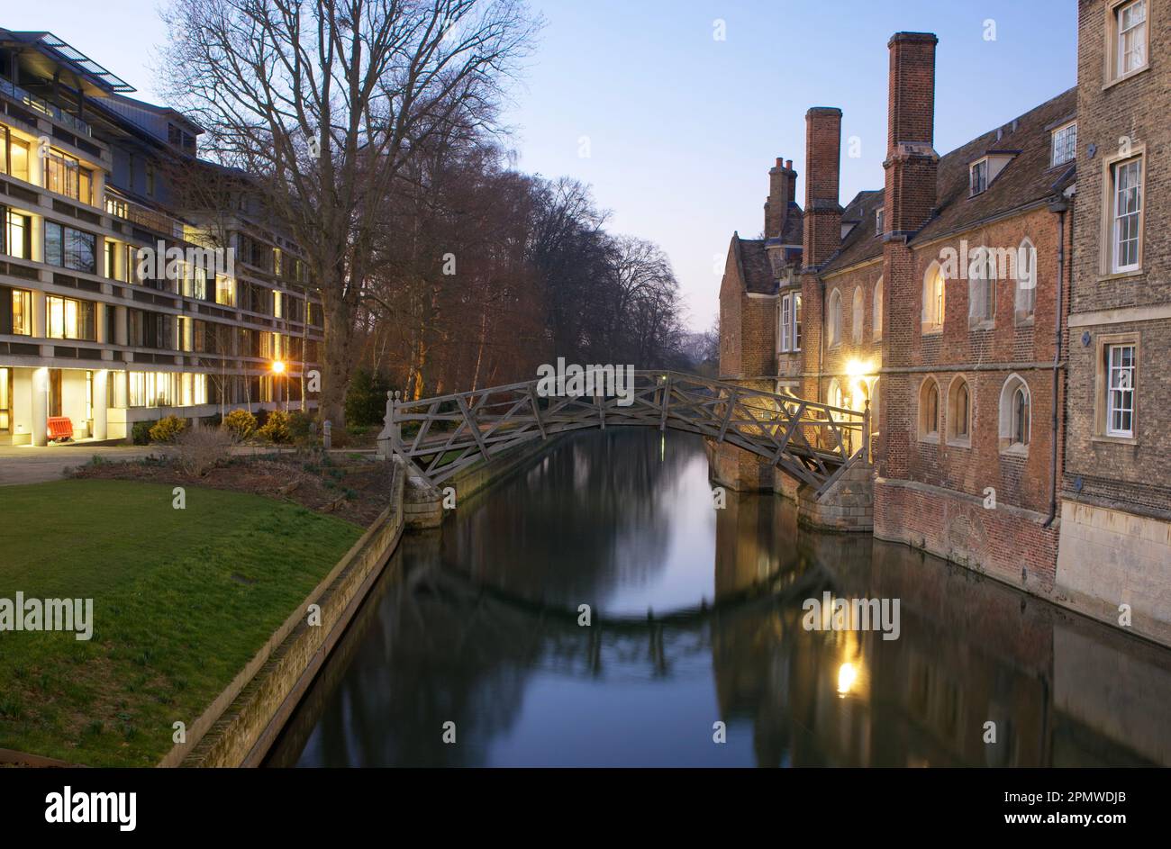 Cambridge Mathematical Bridge durante la Blue Hour Foto Stock
