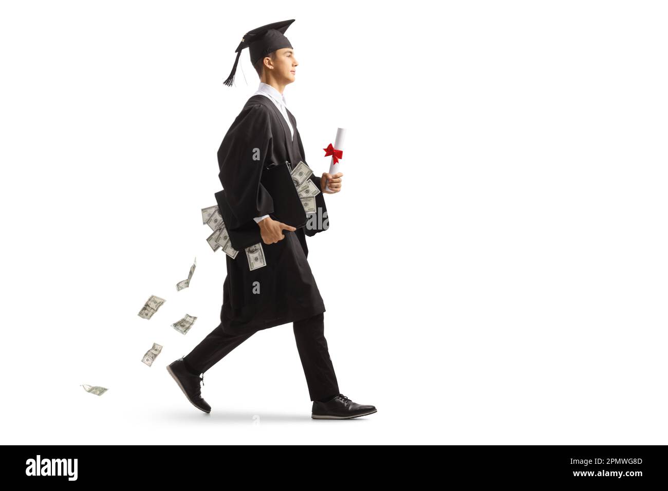 Full lunghezza profilo shot di uno studente laureato maschio a piedi e che trasporta un caso con soldi per un prestito di debito studente isolato su sfondo bianco Foto Stock