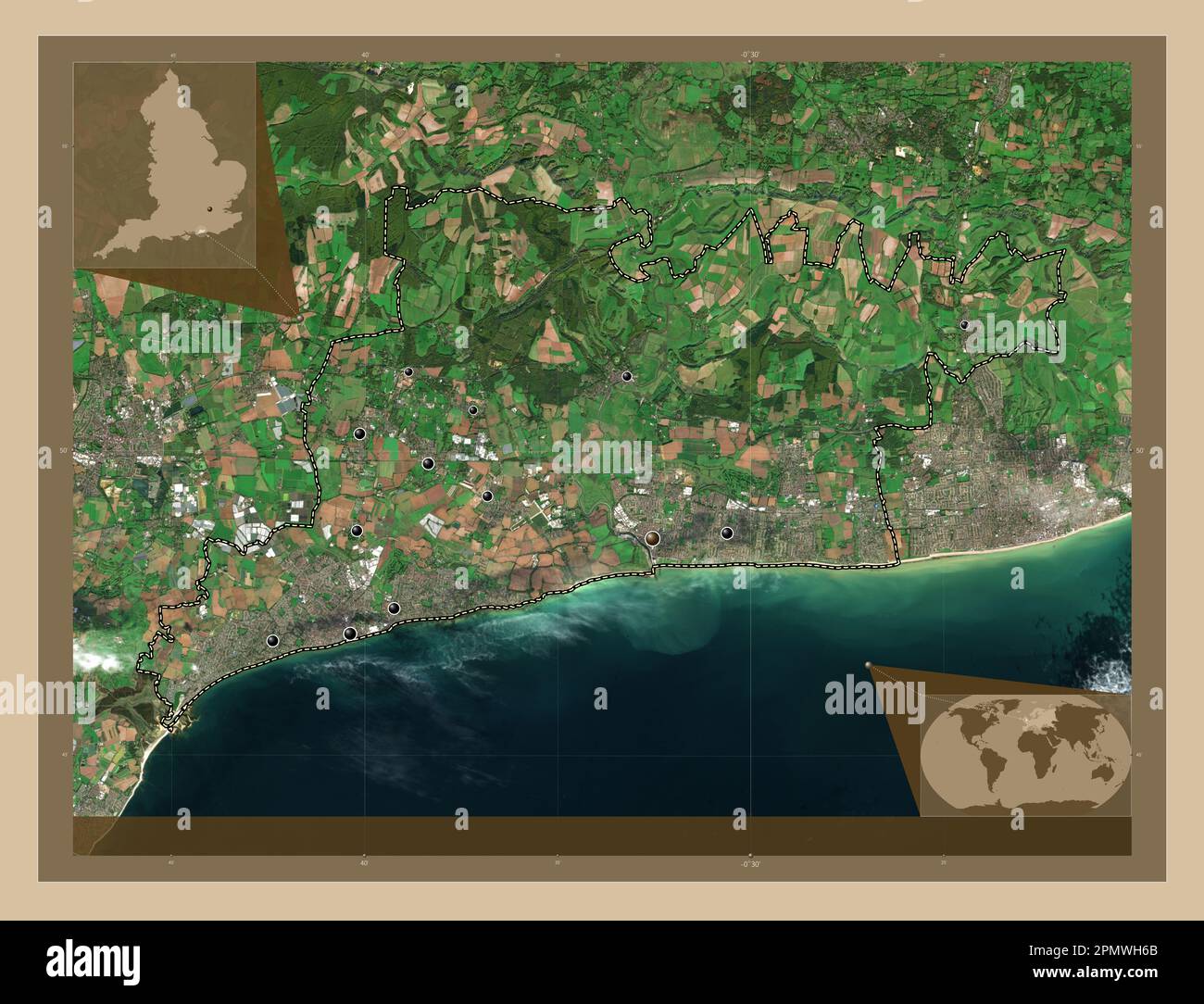 Arun, distretto non metropolitano dell'Inghilterra - Gran Bretagna. Mappa satellitare a bassa risoluzione. Posizioni delle principali città della regione. Angolo ausiliario basso Foto Stock