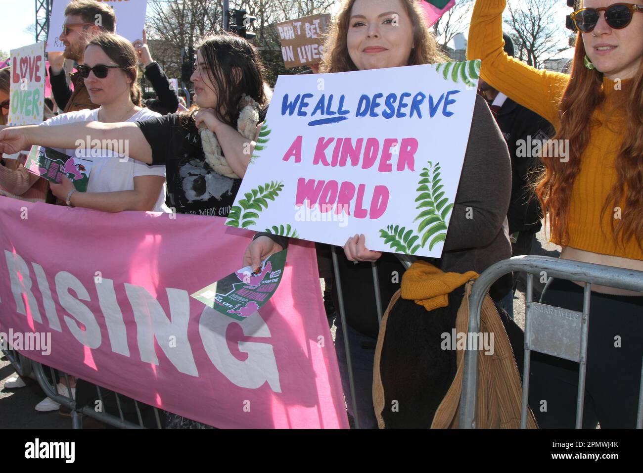 Animal Rising Action for Animals, gruppo di protesta, sconvolgendo il Grand National. Manifestanti per i diritti degli animali a Liverpool, Merseyside, Regno Unito. Aprile 2023. Grand National Meeting manifestazioni Aintree e opposizione all'ingresso principale dell'ippodromo di Aintree. Foto Stock