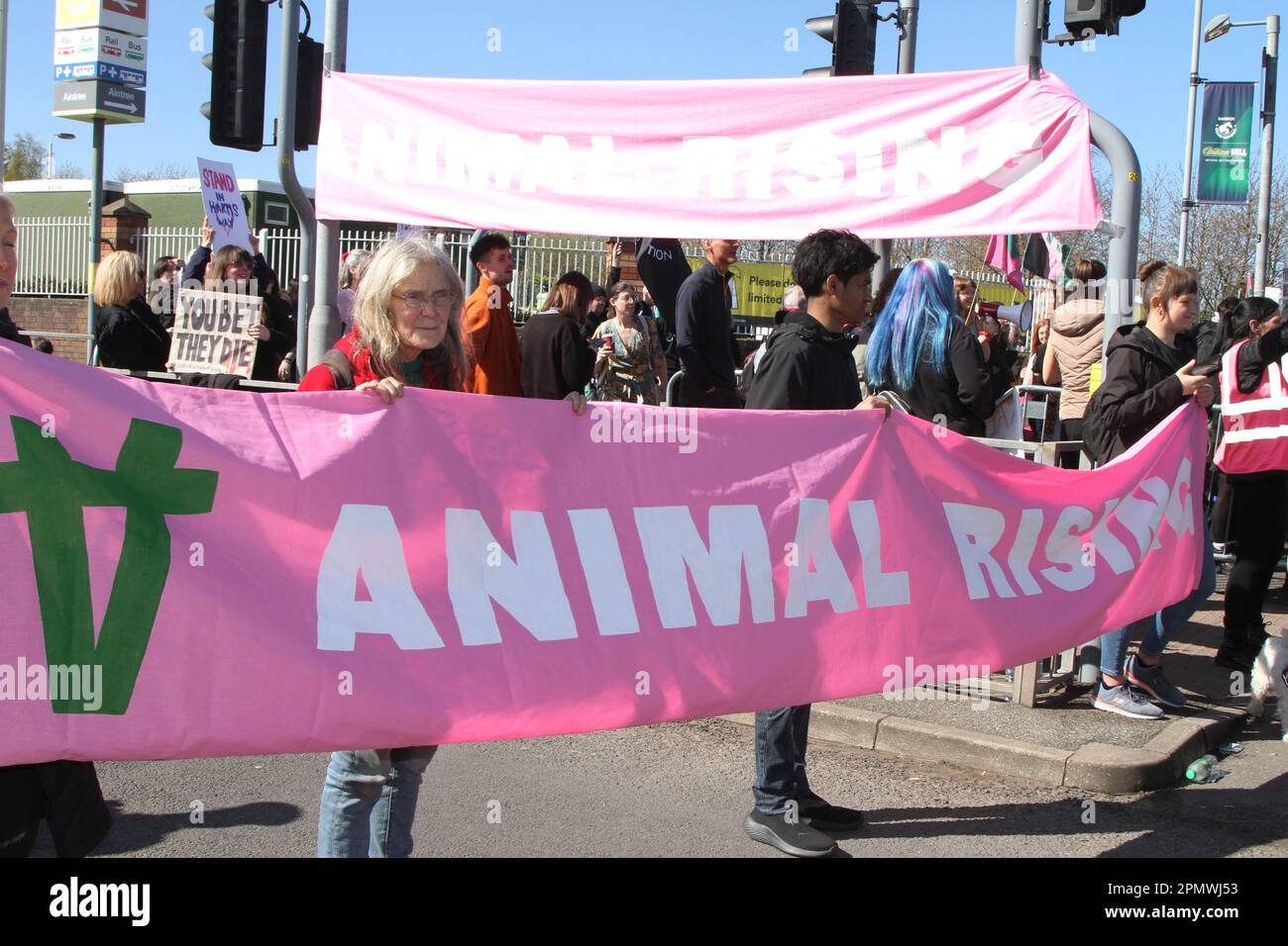 Animal Rising Action for Animals, gruppo di protesta, sconvolgendo il Grand National. Manifestanti per i diritti degli animali a Liverpool, Merseyside, Regno Unito. Aprile 2023. Grand National Meeting manifestazioni Aintree e opposizione all'ingresso principale dell'ippodromo di Aintree. Foto Stock