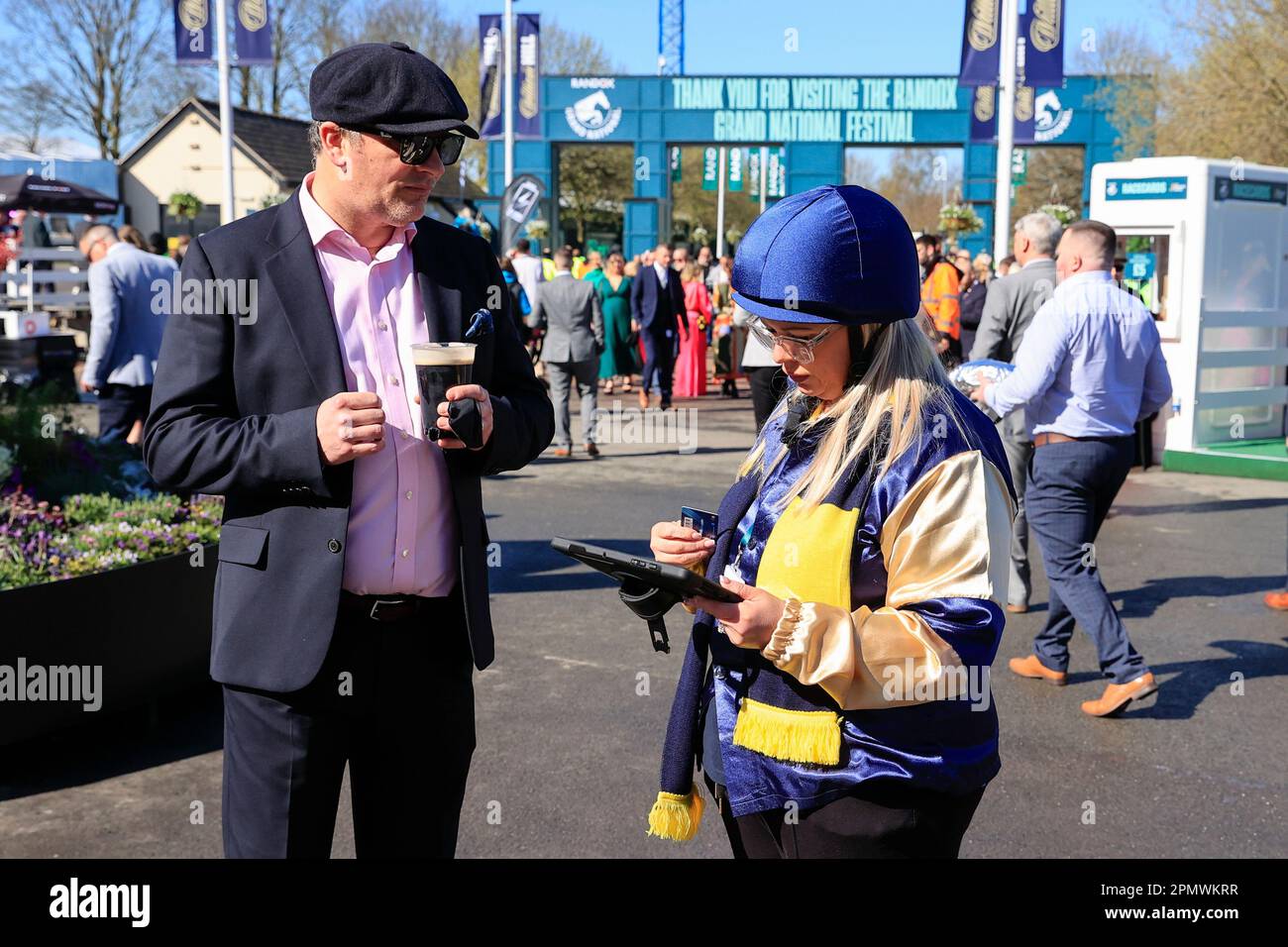 Rappresentante di William Hill che si iscrive ai punters per i conti on-line prima del Randox Grand National Festival 2023 Grand National Day all'Aintree Racecourse, Liverpool, Regno Unito, 15th aprile 2023 (Foto di Conor Molloy/News Images) Foto Stock