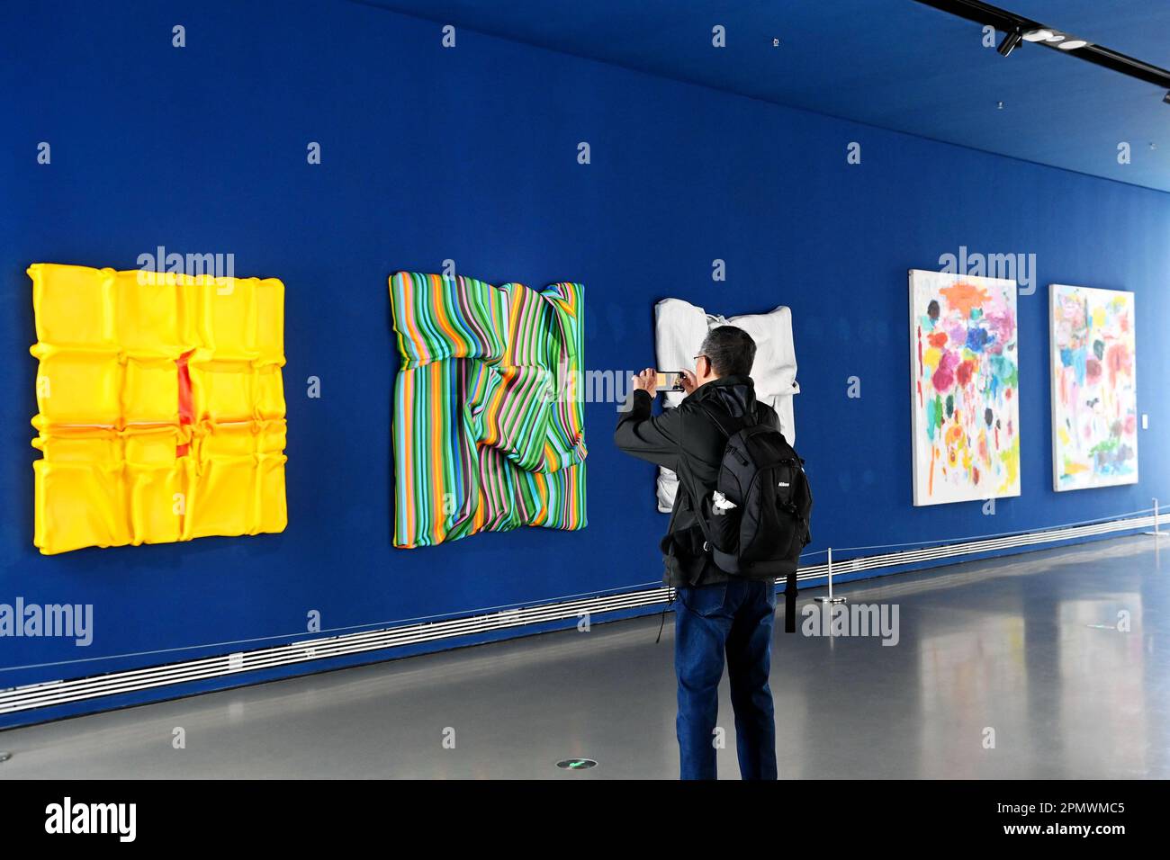 QINGDAO, CINA - 15 APRILE 2023 - i cittadini e gli amanti dell'arte vedono le opere di artisti cinesi che vivono in Germania al Museo d'Arte Xihai di Qingdao, Cina orientale Foto Stock