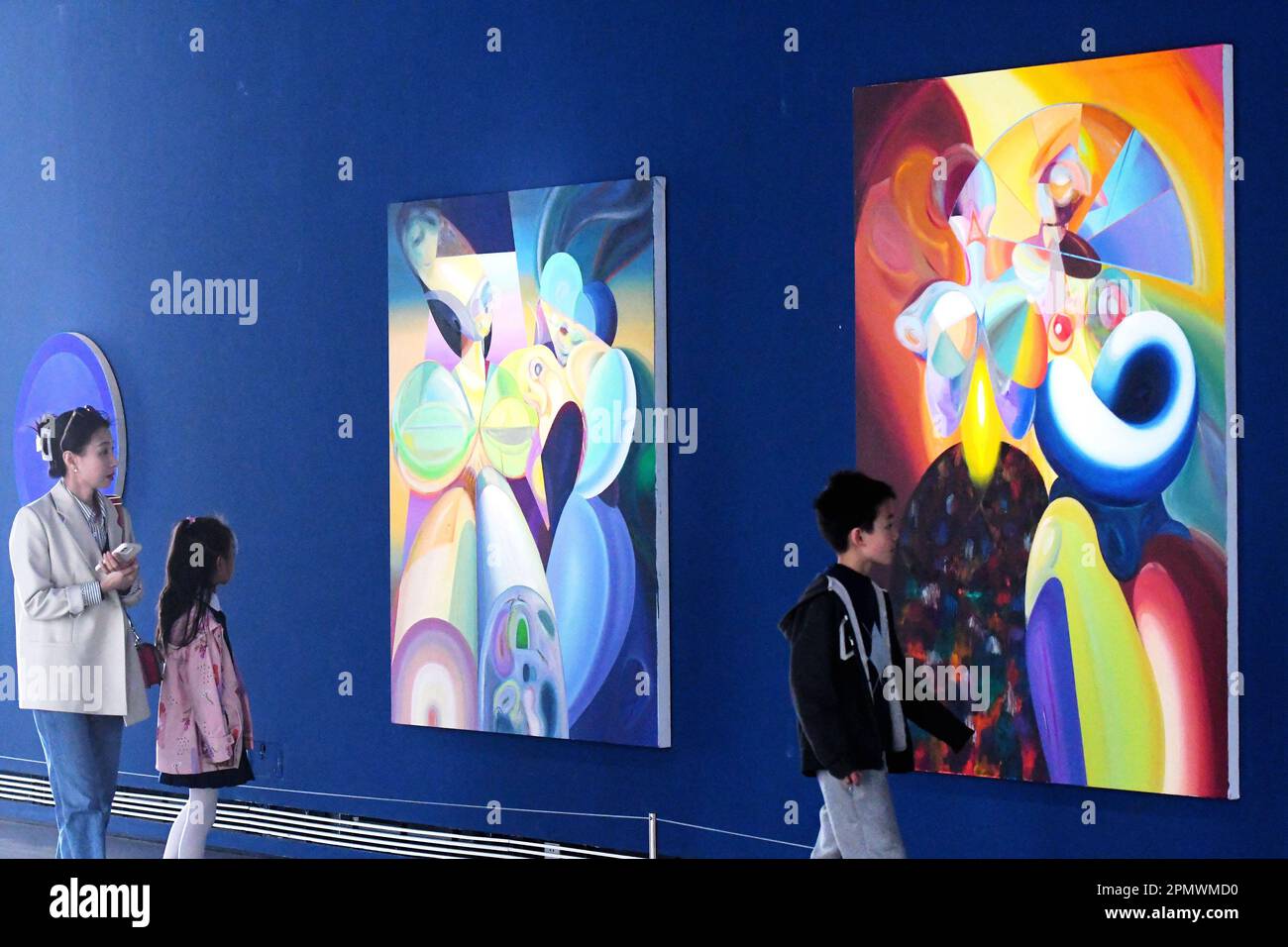 QINGDAO, CINA - 15 APRILE 2023 - i cittadini e gli amanti dell'arte vedono le opere di artisti cinesi che vivono in Germania al Museo d'Arte Xihai di Qingdao, Cina orientale Foto Stock