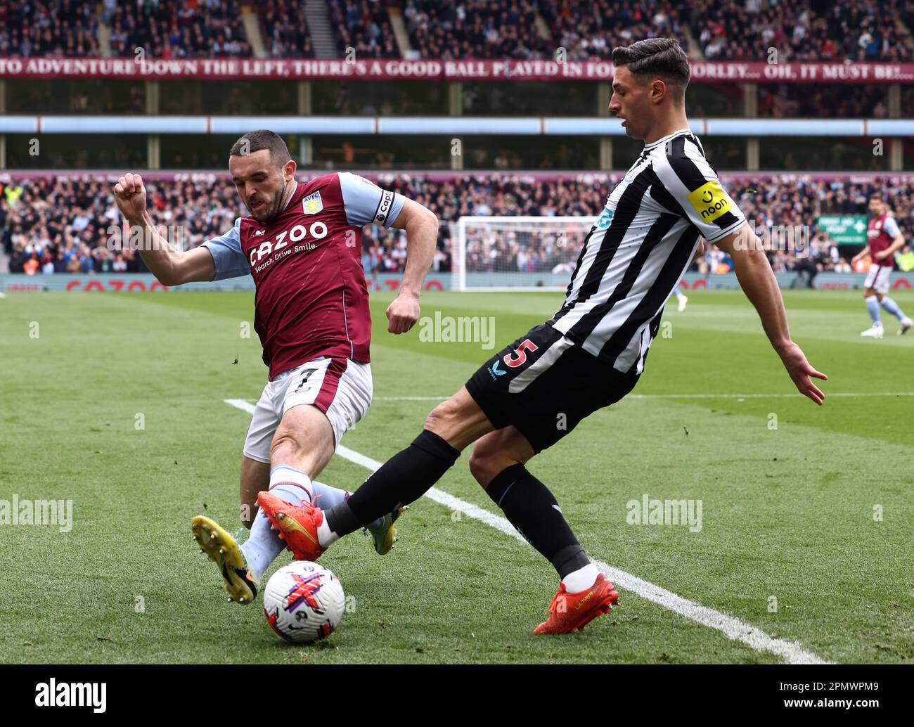 Birmingham, Regno Unito. 15th Apr, 2023. John McGinn di Aston Villa sfida Fabian Schar di Newcastle United durante la partita della Premier League a Villa Park, Birmingham. Il credito dell'immagine dovrebbe essere: Darren Staples/Sportimage Credit: Sportimage/Alamy Live News Foto Stock