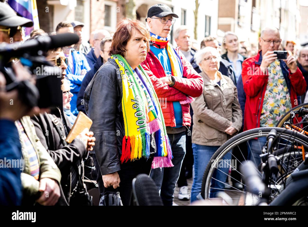 EINDHOVEN - spettatori durante la sospensione della nuova bandiera arcobaleno all'associazione COC Eindhoven. Il COC Netherlands ha chiesto che la bandiera arcobaleno fosse esposta a sostegno della comunità LGBTI. L'invito è una risposta ai recenti casi di violenza contro la comunità ed è rivolto, tra gli altri, ai comuni, alle province e ai club calcistici. ANP ROB ENGELAAR netherlands OUT - belgium OUT Credit: ANP/Alamy Live News Foto Stock