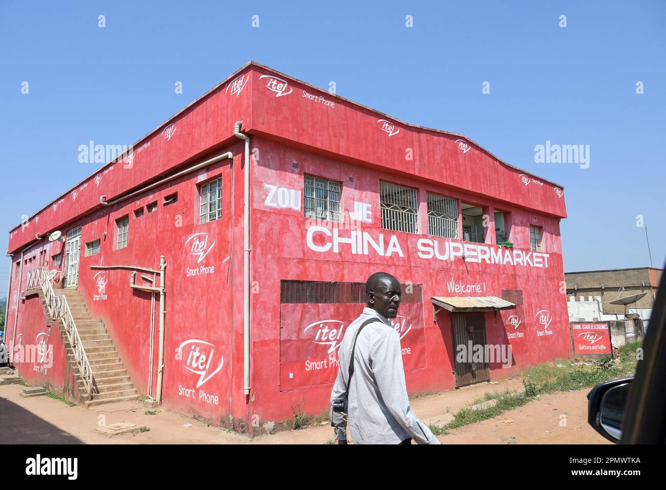 MALAWI, Mzuzu, Zou Jie Cina supermercato offre cibo e a buon mercato cinese merci / Cina Supermarkt bietet billige chinesische Produkte an Foto Stock