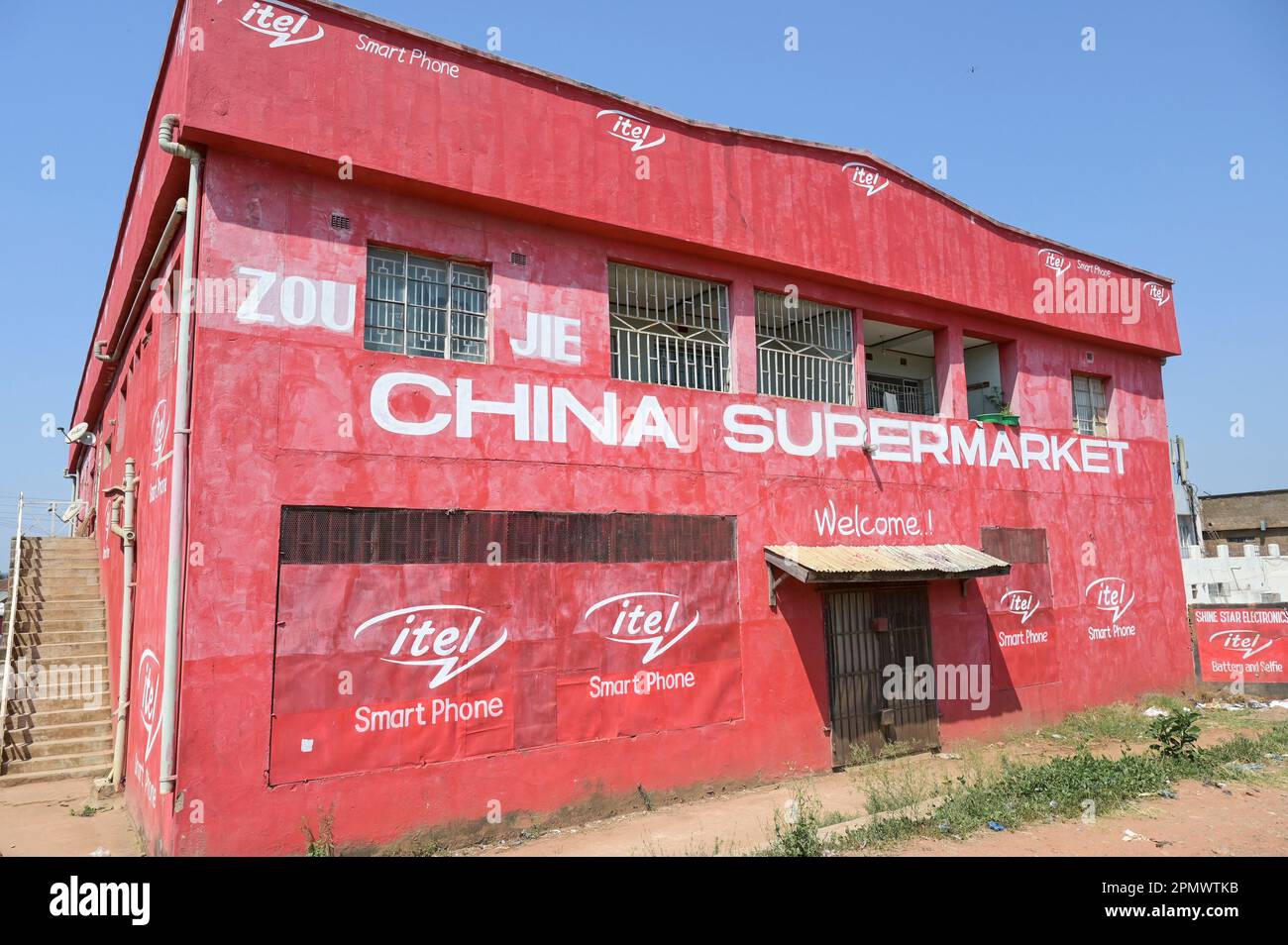 MALAWI, Mzuzu, Zou Jie Cina supermercato offre cibo e a buon mercato cinese merci / Cina Supermarkt bietet billige chinesische Produkte an Foto Stock
