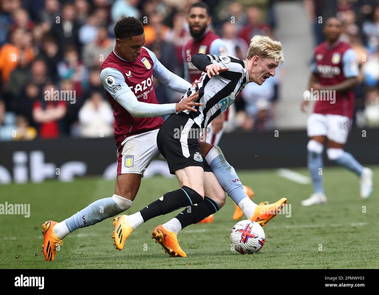 Birmingham, Regno Unito. 15th Apr, 2023. Jacob Ramsey di Aston Villa sfida Anthony Gordon di Newcastle Unito durante la partita della Premier League a Villa Park, Birmingham. Il credito dell'immagine dovrebbe essere: Darren Staples/Sportimage Credit: Sportimage/Alamy Live News Foto Stock