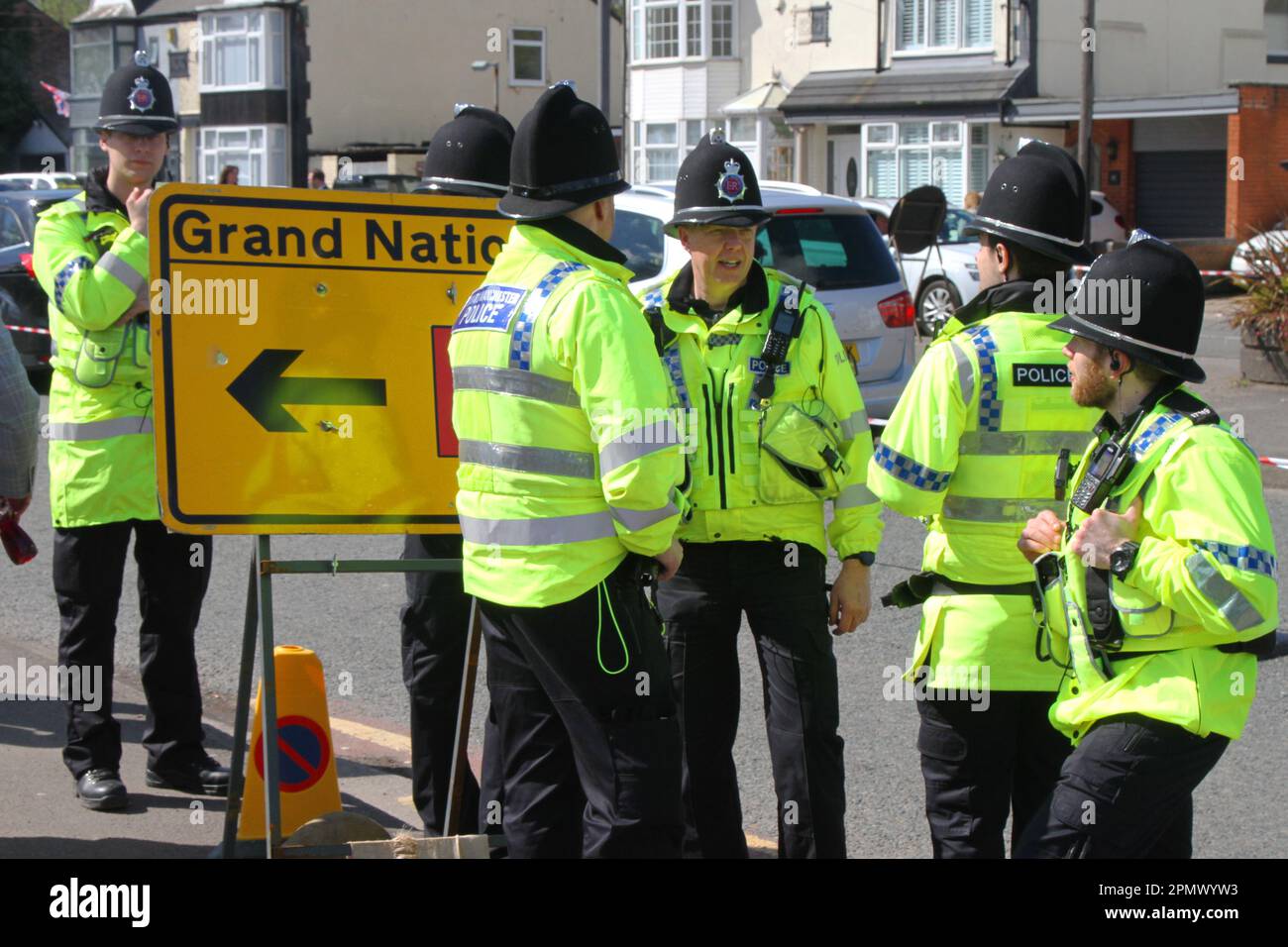 Manifestanti dei diritti degli animali a Liverpool, Merseyside, Regno Unito. 15/04/2023. Grand National Meeting dimostrazioni di Aintree e opposizione all'ingresso principale dell'ippodromo di Aintree. Ogni anno FAACE tiene una dimostrazione contro la Grand National Horse Race Meeting ad Aintree, Liverpool. Credit; MediaWorldImages/AlamyLiveNews Foto Stock
