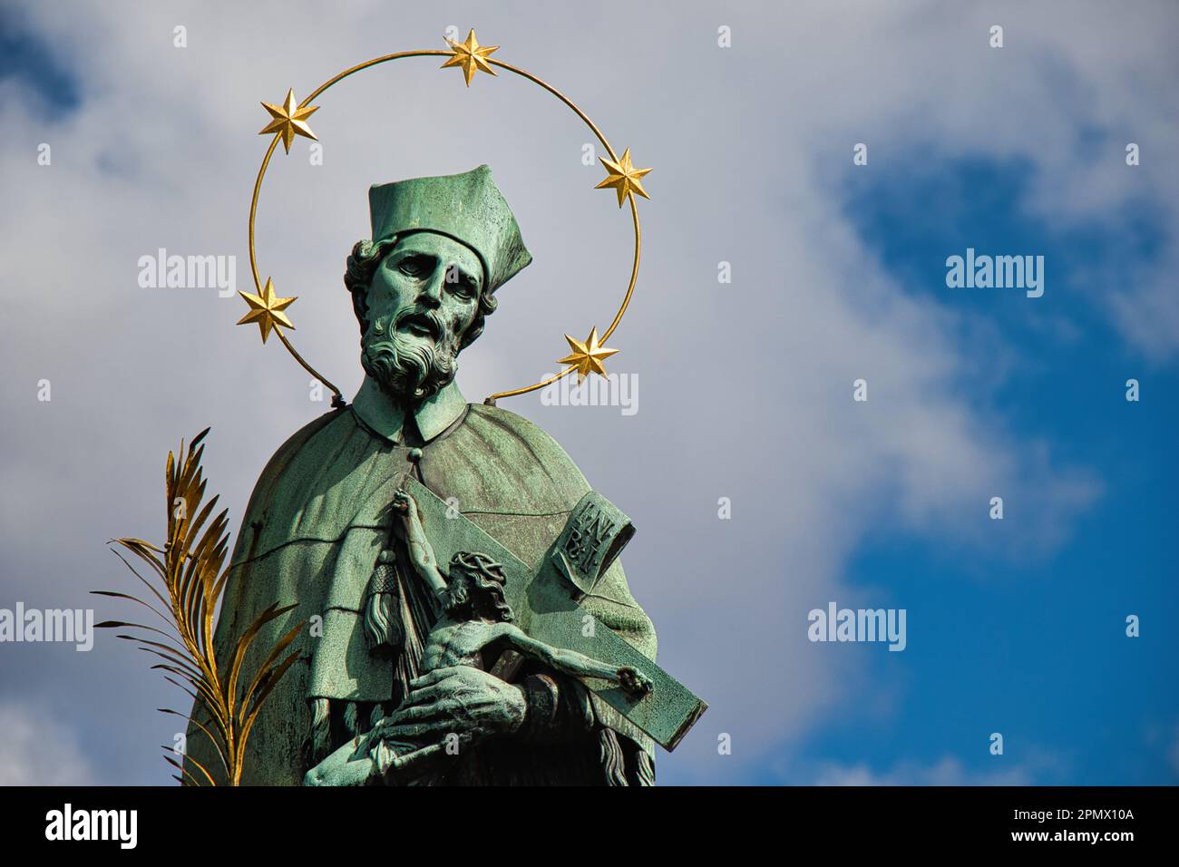 Statua di San Giovanni di Nepomuk sul ponte Carlo, Praga. Repubblica Ceca. Foto Stock