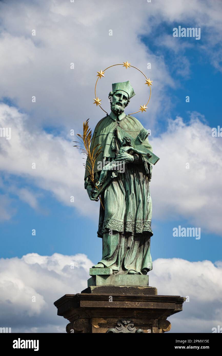 Statua di San Giovanni di Nepomuk sul ponte Carlo, Praga. Repubblica Ceca. Foto Stock
