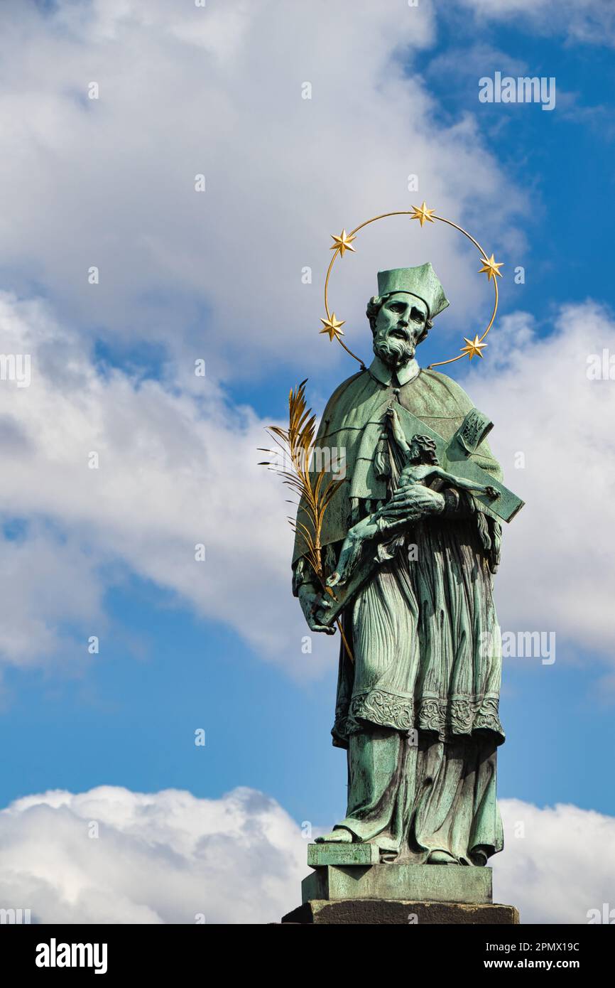 Statua di San Giovanni di Nepomuk sul ponte Carlo, Praga. Repubblica Ceca. Foto Stock