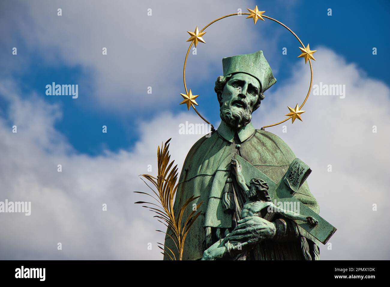 Statua di San Giovanni di Nepomuk sul ponte Carlo, Praga. Repubblica Ceca. Foto Stock