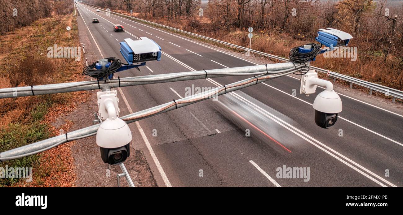 Questa autovelox, appollaiata sopra la strada, cattura i dettagli di ogni autovettura che passa, garantendo che tutti i conducenti rispettino il limite di velocità indicato Foto Stock