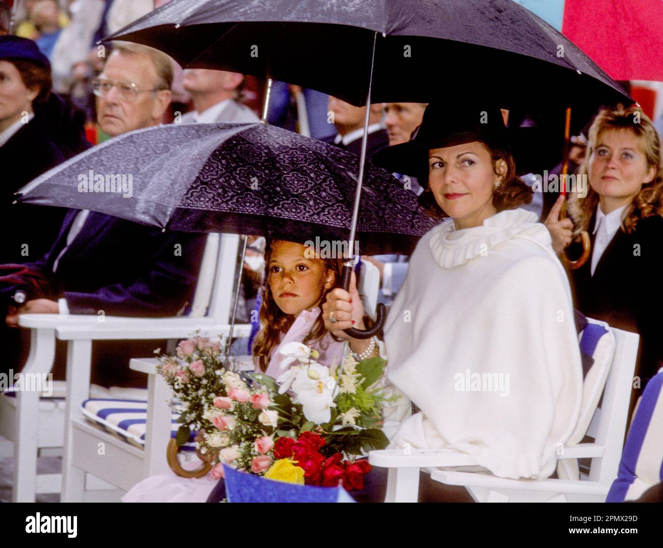 REGINA SILVIA di Svezia con la principessa Corona Victoria per celebrare il compleanno di Victorias a Öland sotto gli ombrelli sotto la pioggia Foto Stock