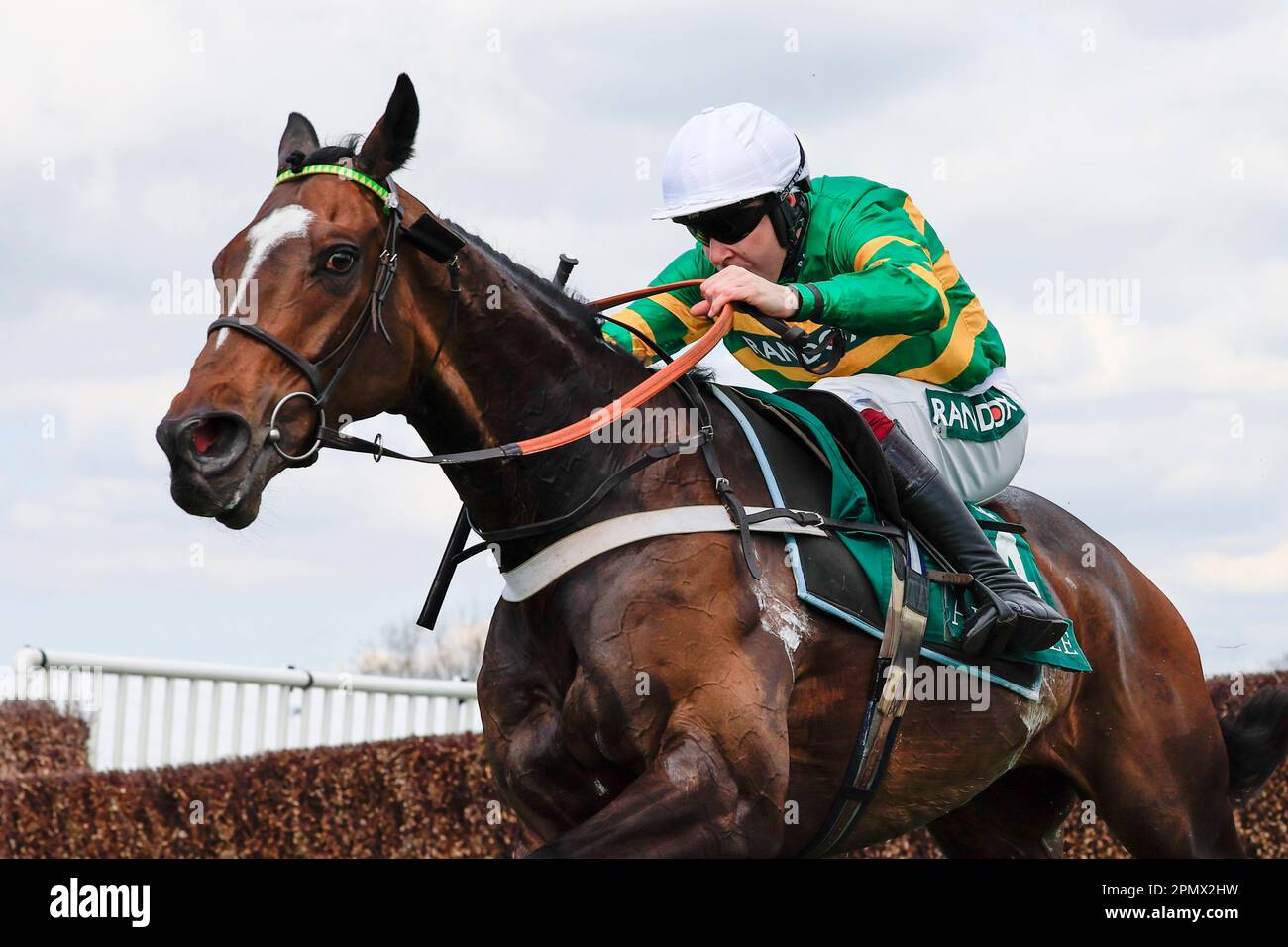 Liverpool, Regno Unito. 15th Apr, 2023. Jorbon ha guidato Aidan Coleman per vincere la EFT Systems Maghull Novices Chase the Randox Grand National Festival 2023 Grand National Day all'Aintree Racecourse di Liverpool, Regno Unito, 15th aprile 2023 (Photo by Conor Molloy/News Images) a Liverpool, Regno Unito il 4/15/2023. (Foto di Conor Molloy/News Images/Sipa USA) Credit: Sipa USA/Alamy Live News Foto Stock