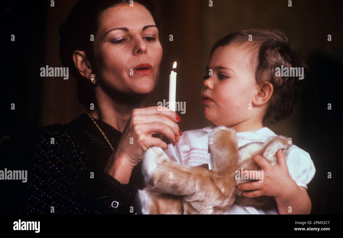 Famiglia reale svedese nel 1970s. Re Carlo XVI Gustaf con la regina Silvia e la loro figlia coronatrice Vittoria di fronte all'albero di natale nel castello reale di Stoccolma Svezia 1978. Foto Stock