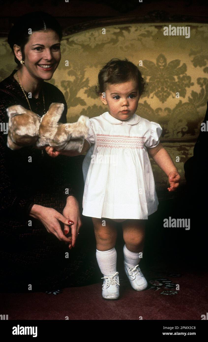 Famiglia reale svedese nel 1970s. Re Carlo XVI Gustaf con la regina Silvia e la loro figlia coronatrice Vittoria di fronte all'albero di natale nel castello reale di Stoccolma Svezia 1978. Foto Stock