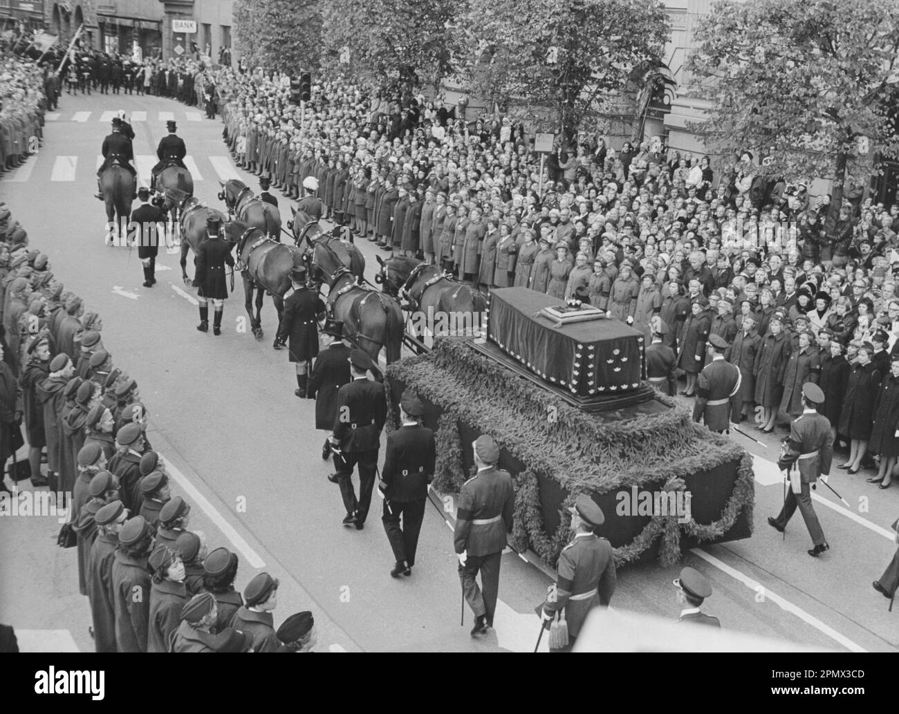 Carl XVI Gustaf, re di Svezia. Nato il 30 aprile 1946. Nella foto, il 25 settembre 1973, ai funerali del nonno re Gustaf VI Adolf. La processione dei reali ha lasciato Storkyrkan in Gamla stan e sul Norrbro sulla loro strada per la sepoltura reale a Haga. Foto Stock