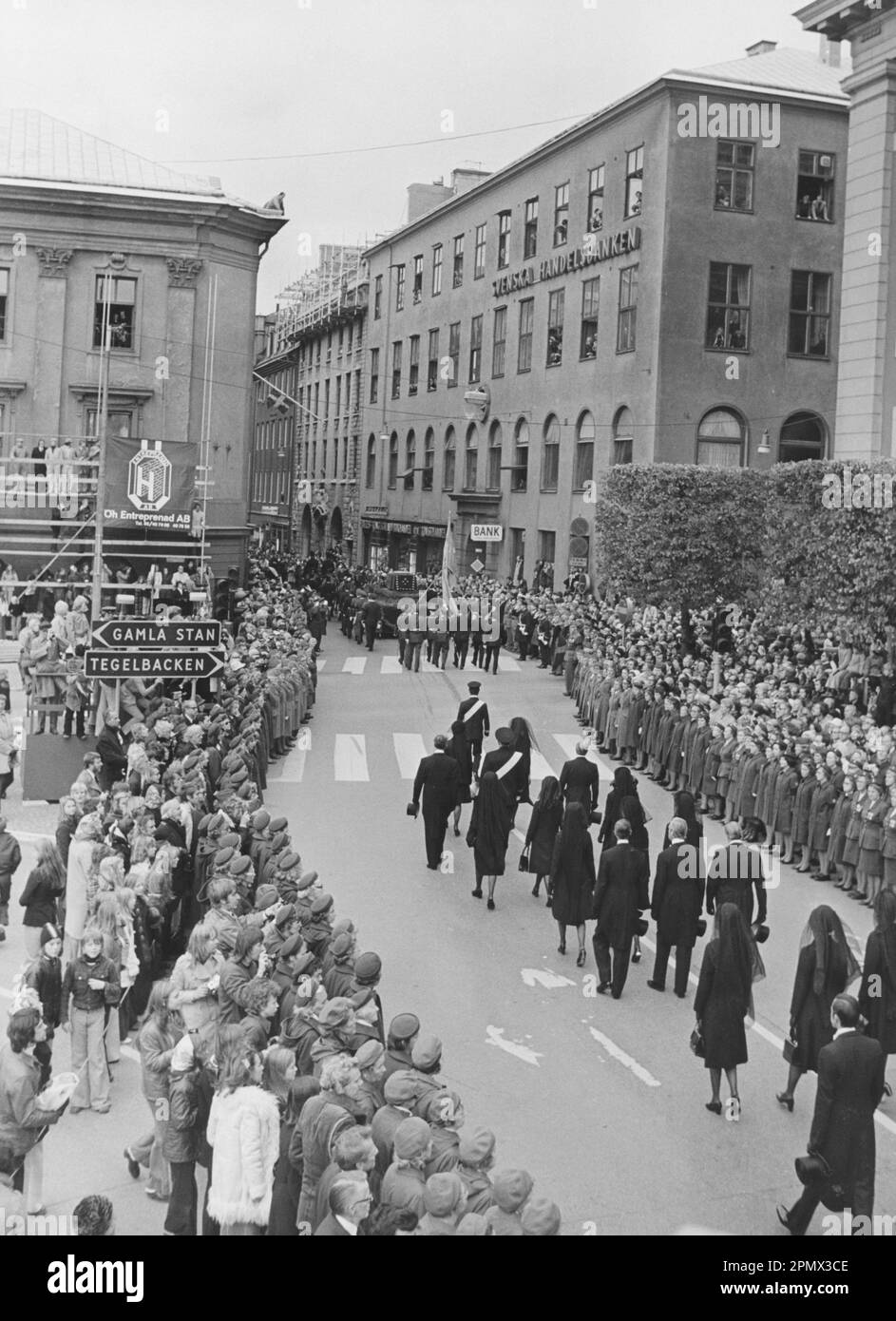 Carl XVI Gustaf, re di Svezia. Nato il 30 aprile 1946. Nella foto, il 25 settembre 1973, ai funerali del nonno re Gustaf VI Adolf. La processione dei reali ha lasciato Storkyrkan in Gamla Stan ed è sulla loro strada per la sepoltura reale a Haga. Foto Stock