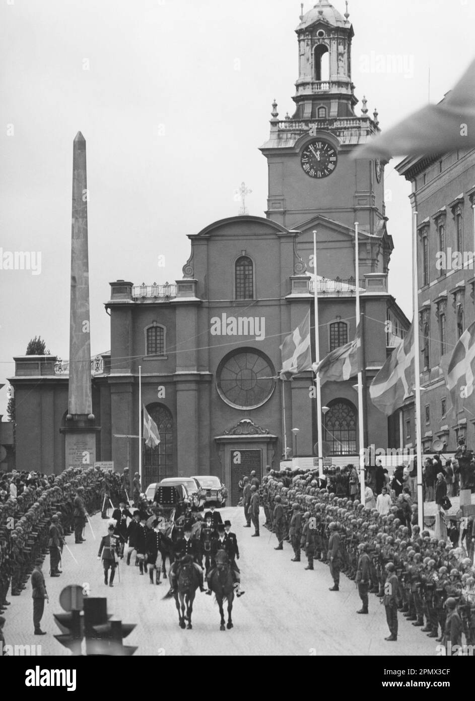 Carl XVI Gustaf, re di Svezia. Nato il 30 aprile 1946. Nella foto, il 25 settembre 1973, ai funerali del nonno re Gustaf VI Adolf. La processione dei reali ha lasciato Storkyrkan in Gamla Stan ed è sulla loro strada per la sepoltura reale a Haga. Foto Stock