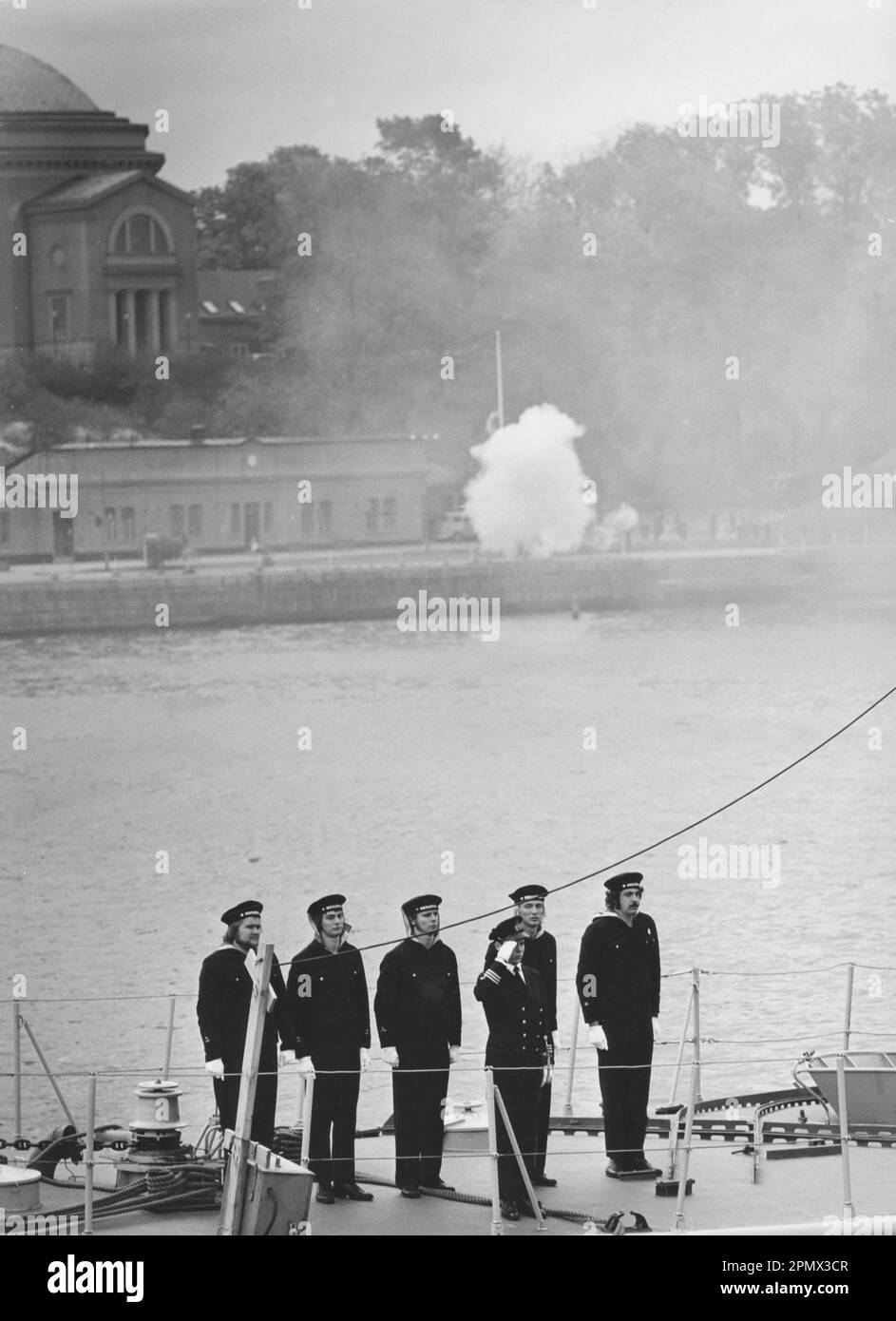 Il re funebre Gustaf VI Adolf di Svezia 25 settembre 1973. I cannoni salutano. Foto Stock