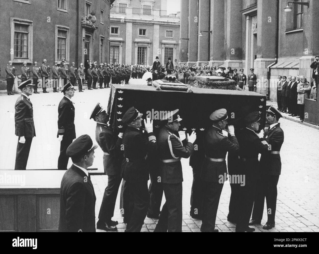 Carl XVI Gustaf, re di Svezia. Nato il 30 aprile 1946. Nella foto, il 25 settembre 1973, ai funerali del nonno re Gustaf VI Adolf. La processione ha raggiunto Storkyrkan in Gamla stan. Foto Stock