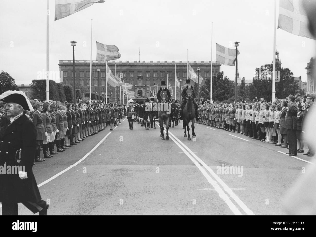Carl XVI Gustaf, re di Svezia. Nato il 30 aprile 1946. Nella foto, il 25 settembre 1973, ai funerali del nonno re Gustaf VI Adolf. Ai funerali anche la regina Ingrid di Danimarca, principessa Christina di Svezia. La processione dei reali ha lasciato Storkyrkan in Gamla stan e sul Norrbro sulla loro strada per la sepoltura reale a Haga. Foto Stock