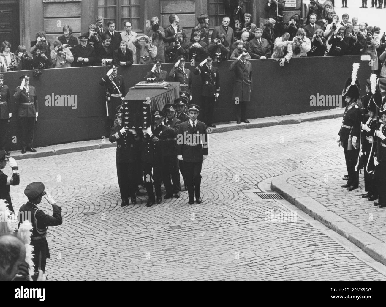 Carl XVI Gustaf, re di Svezia. Nato il 30 aprile 1946. Nella foto, il 25 settembre 1973, ai funerali del nonno re Gustaf VI Adolf. La processione ha raggiunto Storkyrkan in Gamla stan. Foto Stock